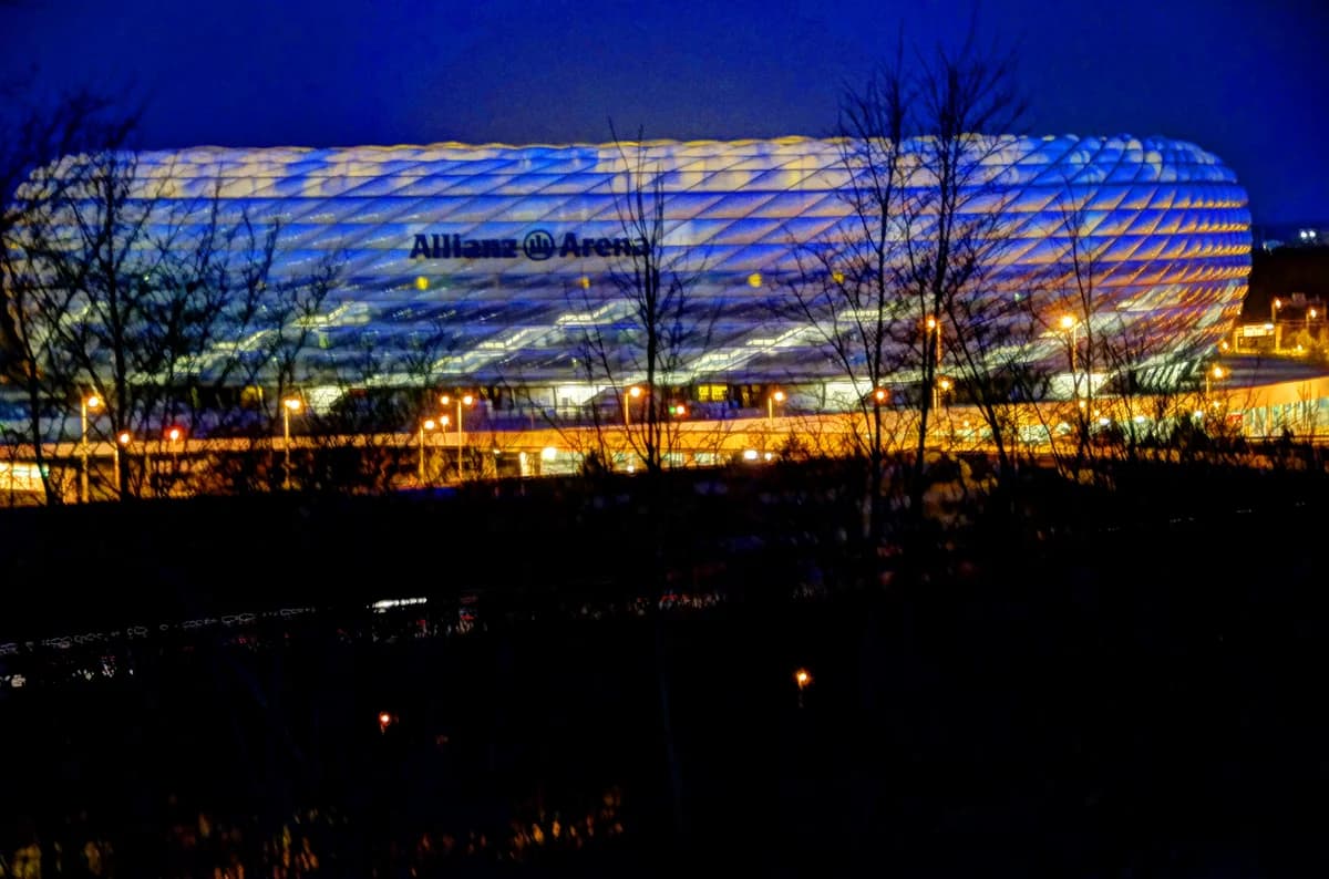 Allianz Arena München im Morgengrauen des 24. Dezember 2012. --- Allianz Arena at dawn on 24 December 2012. (8309551871)