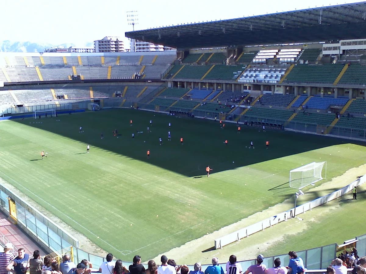 Stadio Renzo Barbera interno giorno